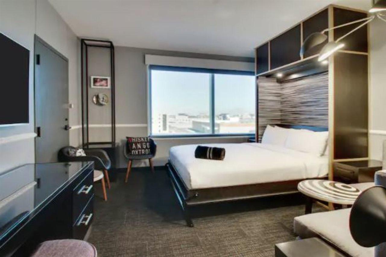 The Rose Chicago, Tapestry Collection By Hilton Rosemont