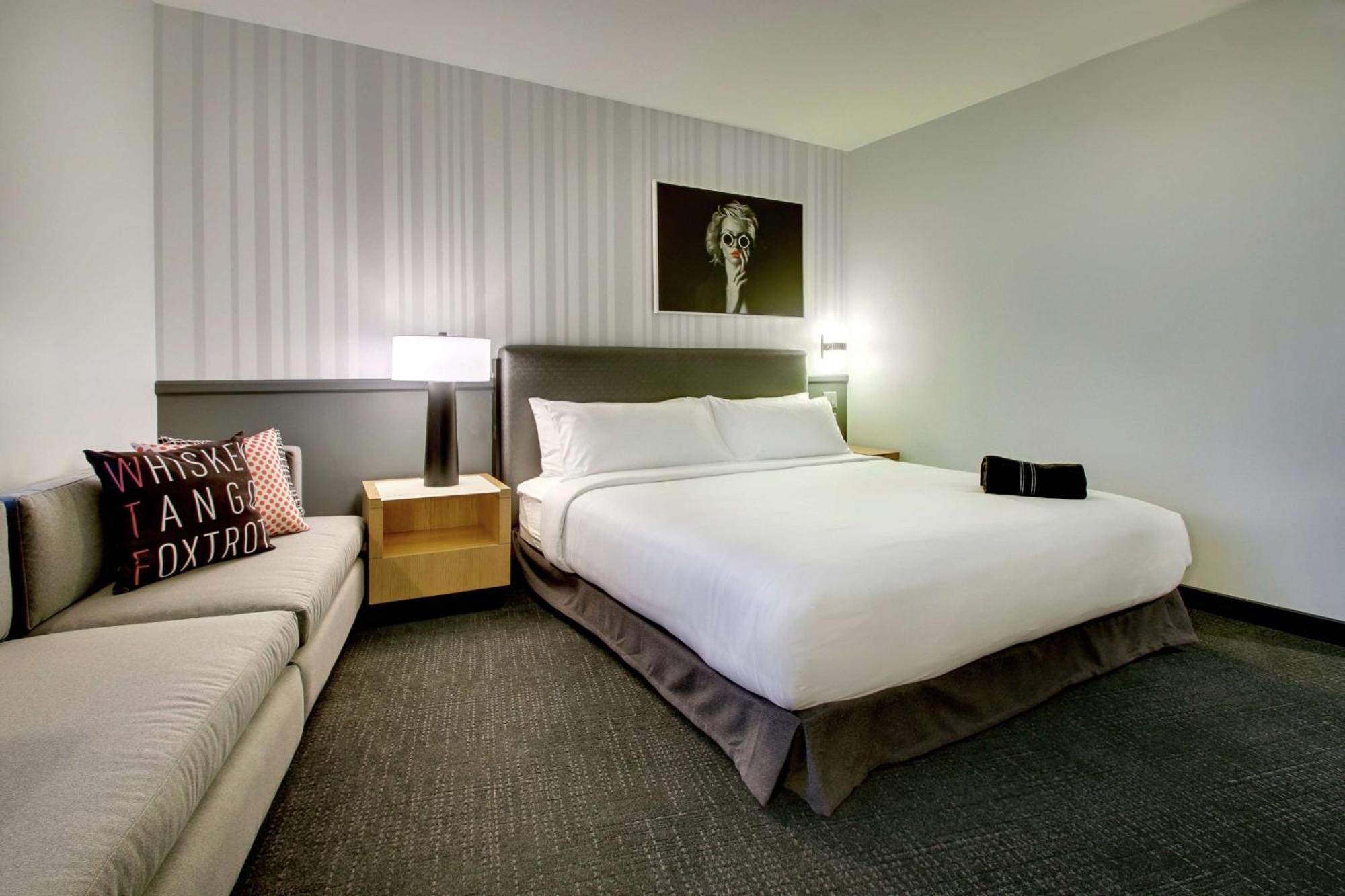 芝加哥玫瑰酒店（Hotel The Rose Chicago），Hilton Rosemont挂毯系列